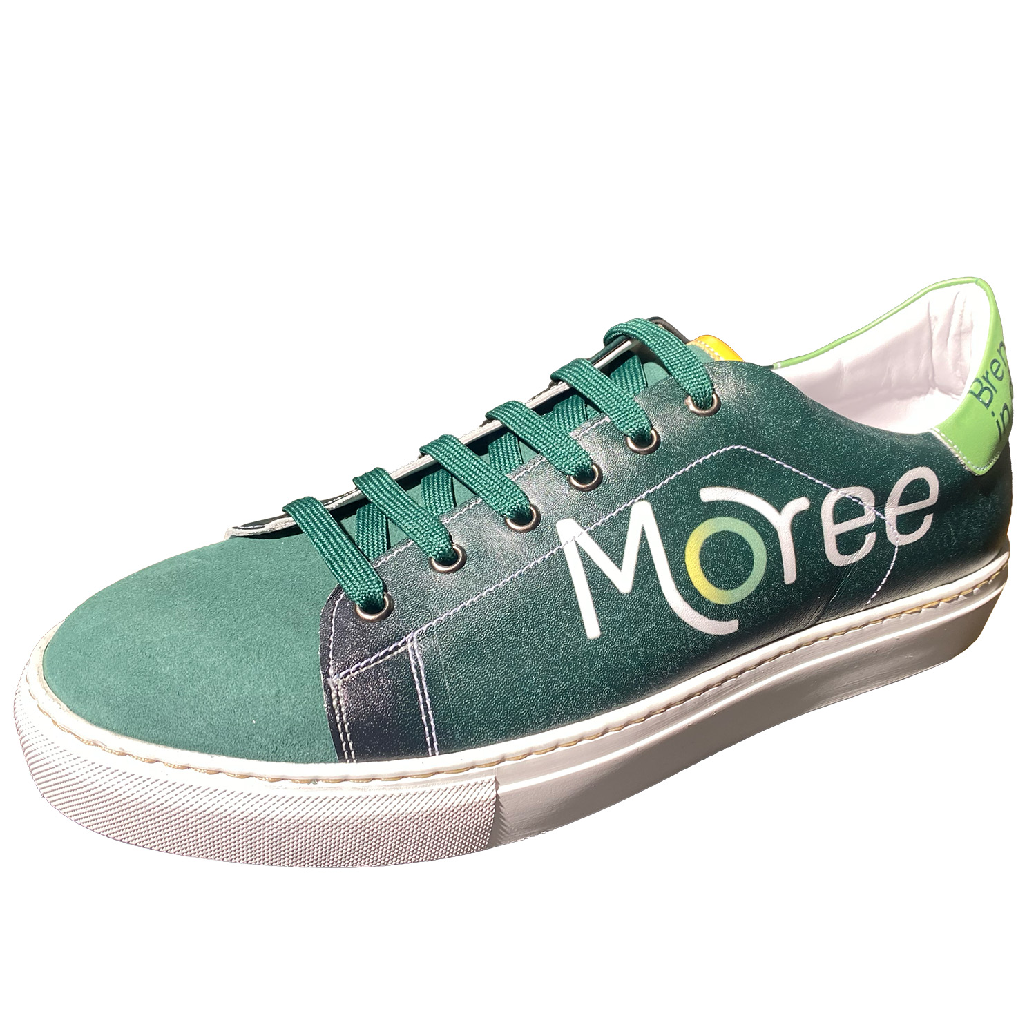 Detail van ambachtelijk vervaardigde custom sneakers